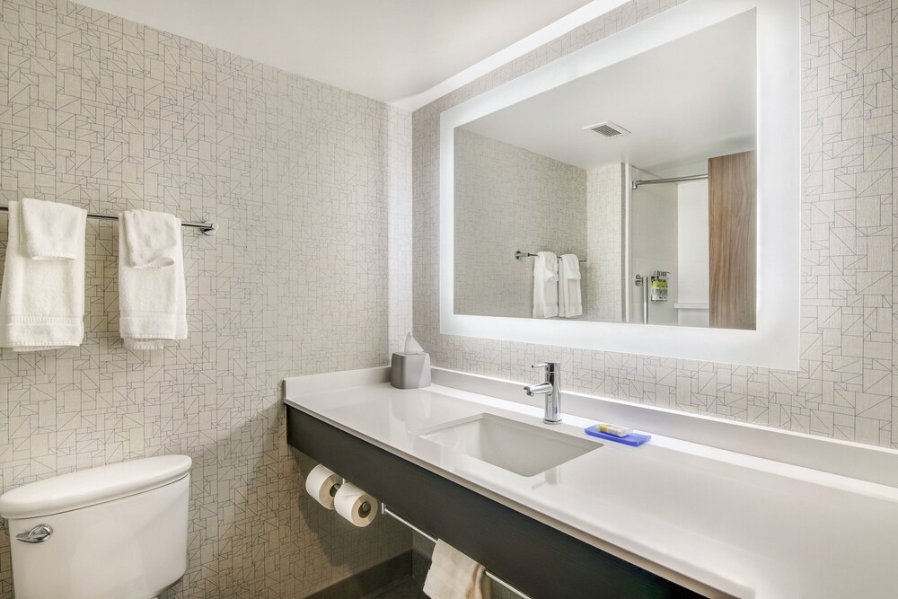 Holiday Inn Express and Suites Longview North 26/58