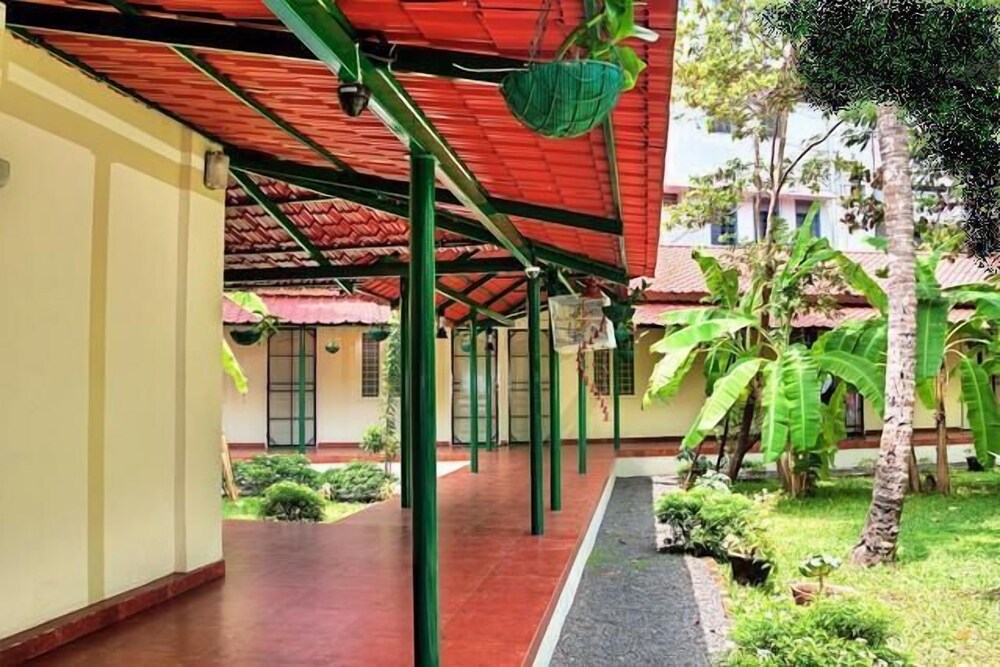 PALM GROVE SERVICE VILLA 44/48