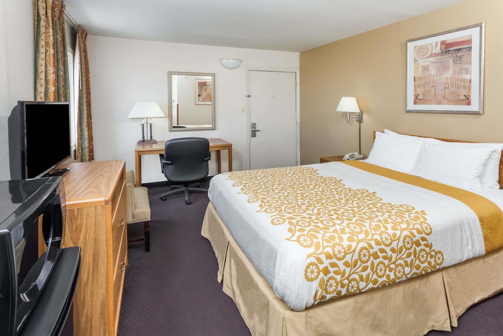 Days Inn by Wyndham Fort Wayne 8/21