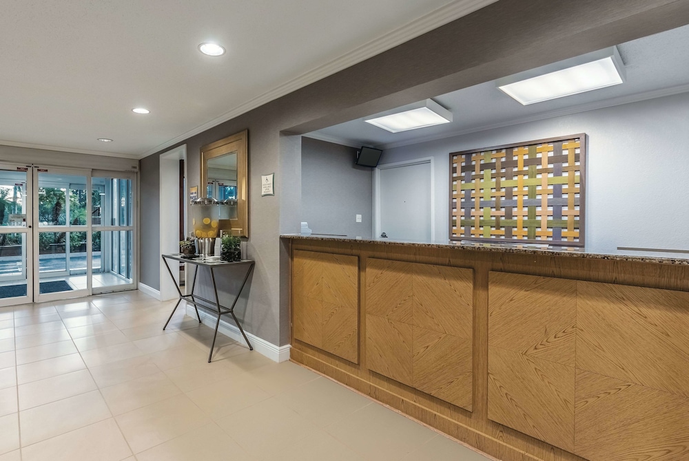 La Quinta Inn & Suites by Wyndham Naples East I-75 8/45