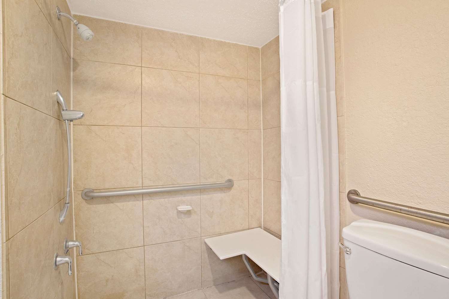 Days Inn By Wyndham Orlando Airport Florida Mall 21/22