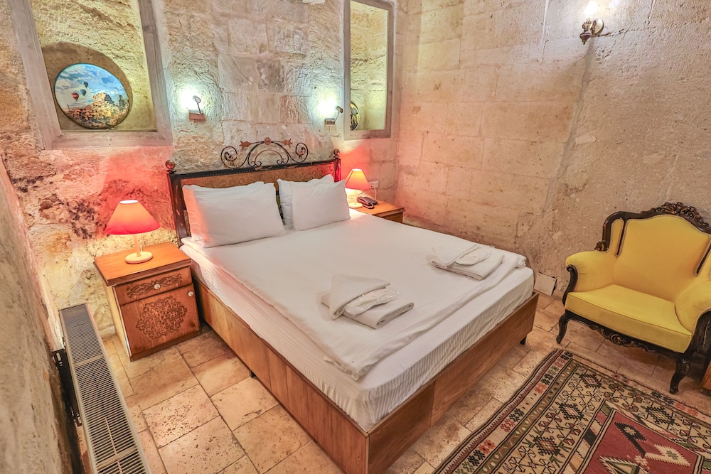 Bedrock Cave Hotel 5/50