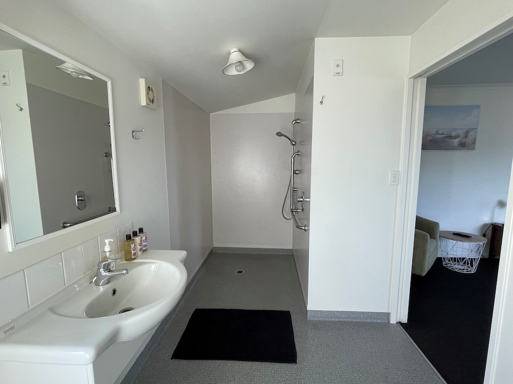 Colonial Motel 70/72