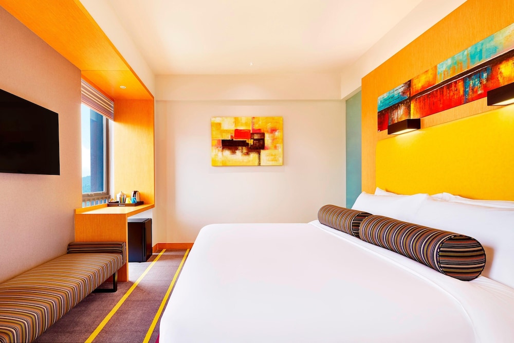 Aloft Dongguan Dynamic Town 11/48