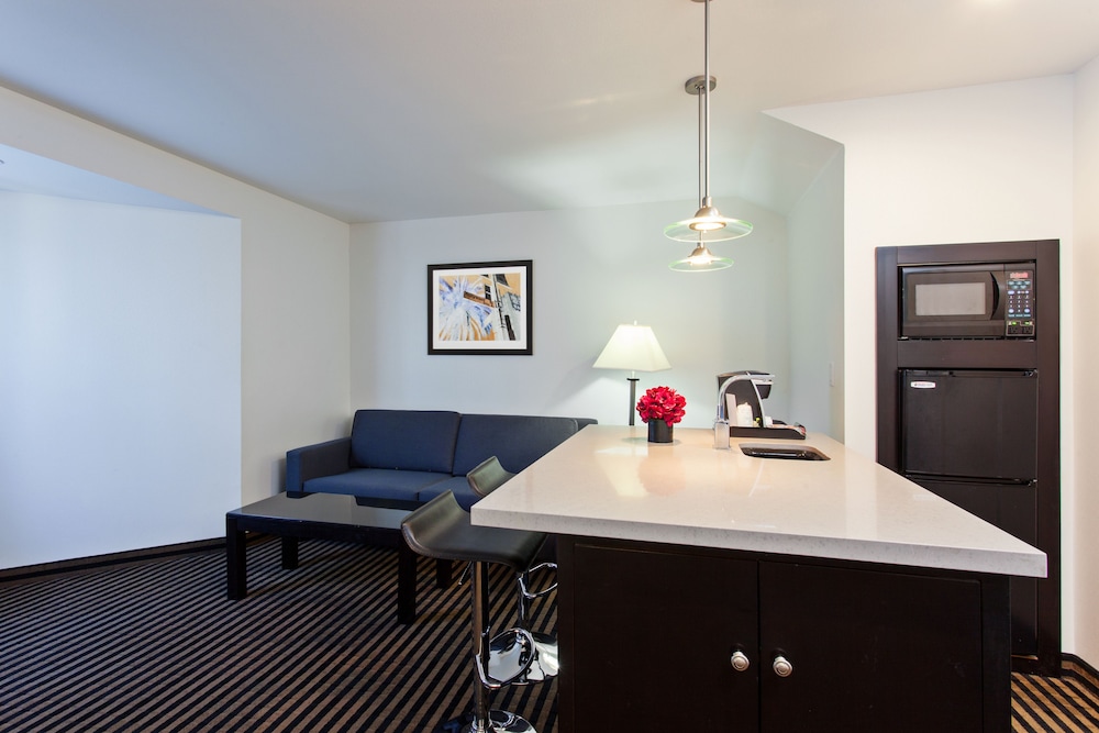 Holiday Inn Express Hollywood Walk of Fame An Ihg Hotel 47/65