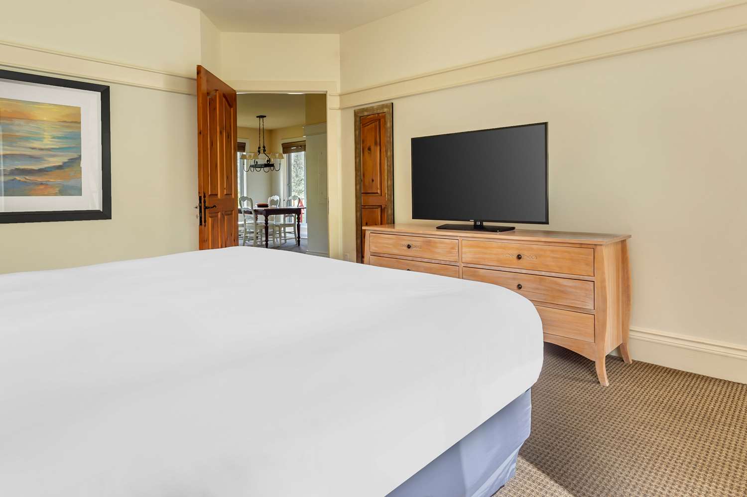 جناح بسرير كينج بشرفة بغرفة نوم واحدة مع أريكة، Hilton Grand Vacations Club Tremblant Canada 2/3