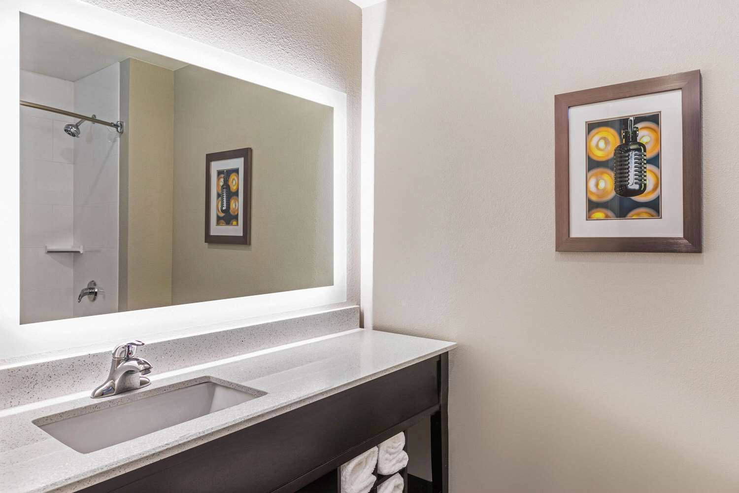 La Quinta Inn & Suites by Wyndham Kansas City Beacon Hill 44/44