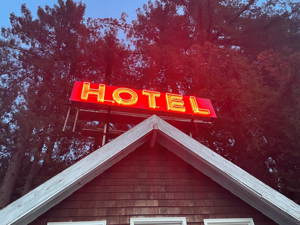 Highland Dell Lodge 4/36