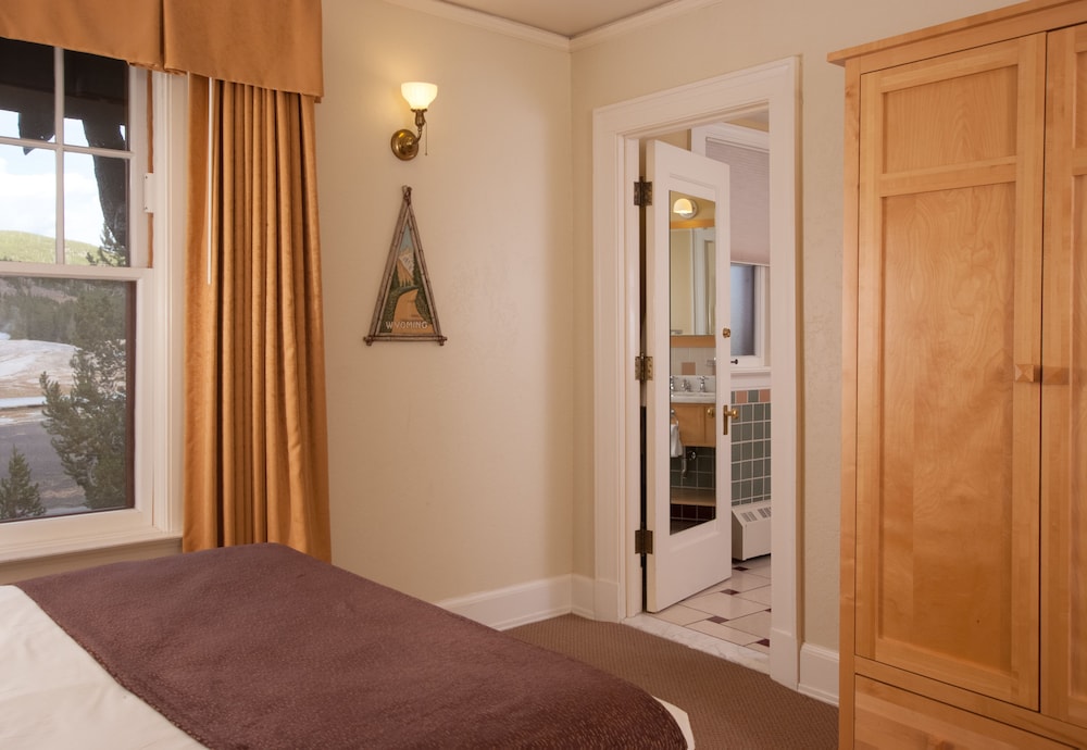 Deluxe, Queen Bed, Water View, East Wing