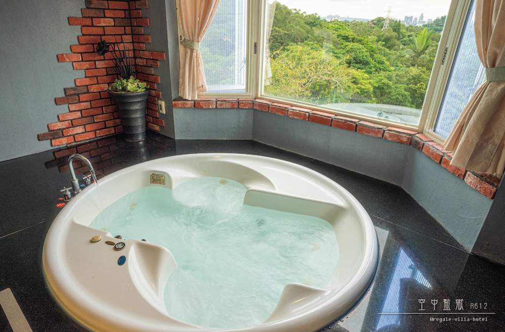 Regale Villa Hotel 40/73