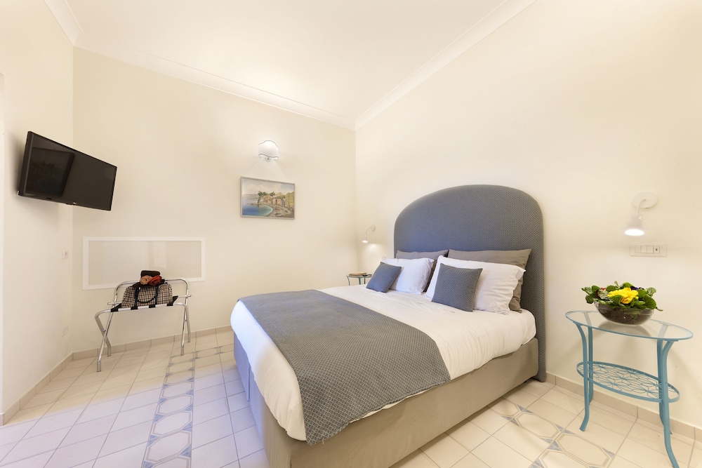 DELUXE, DOUBLE OR TWIN BED, COURTYARD VIEW