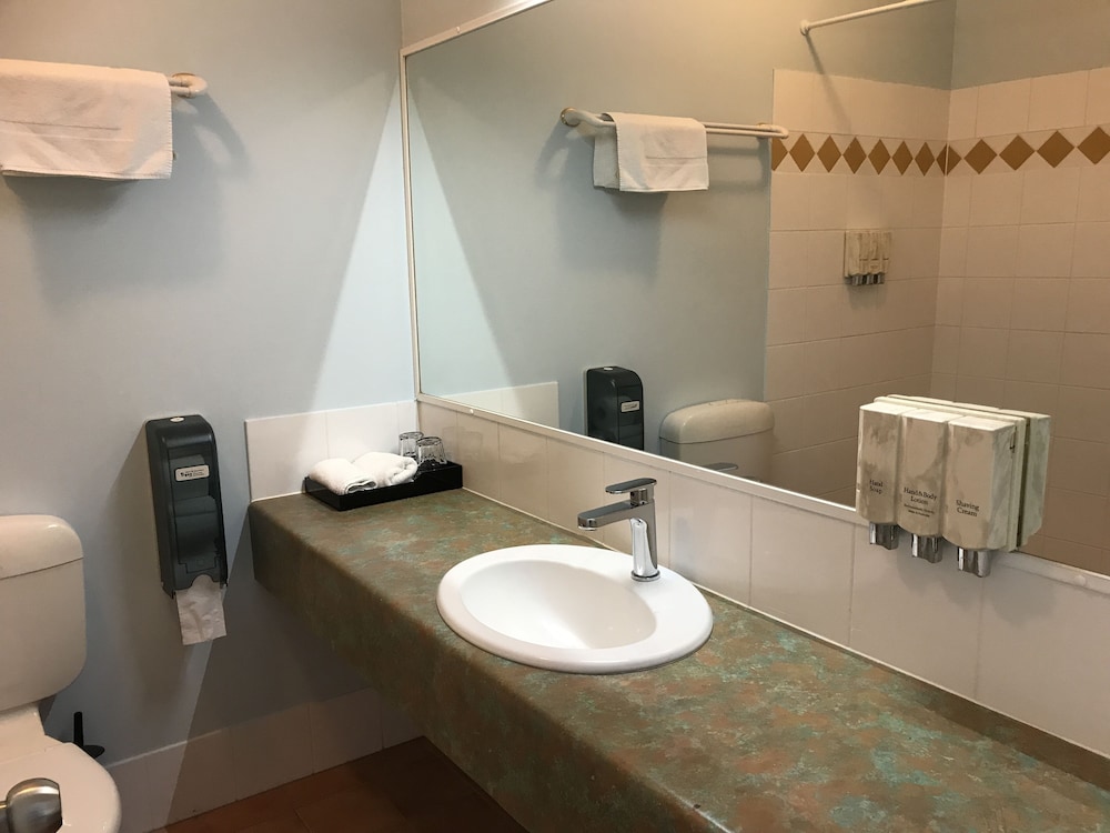 SPRINGWOOD MOTOR INN 23/50