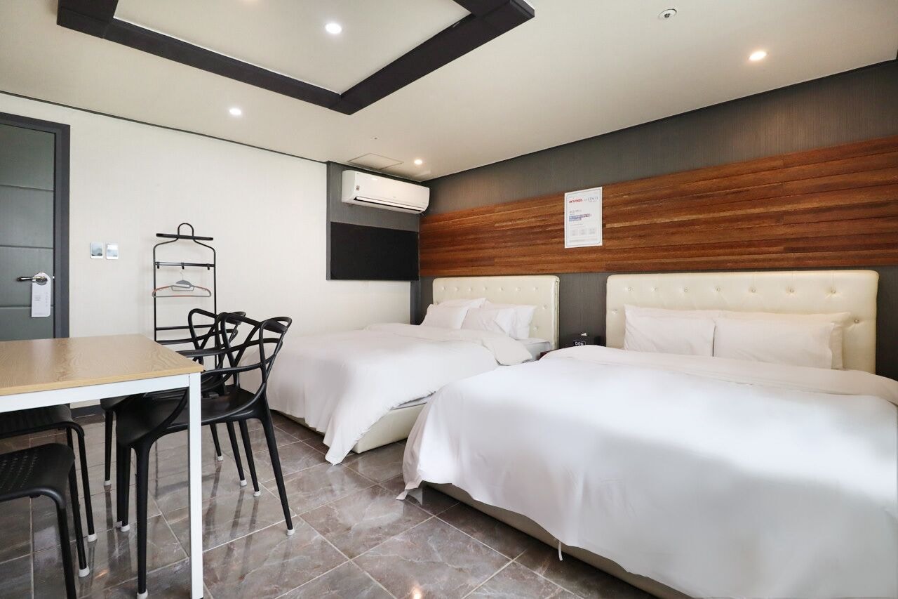 ROOM, TWIN BEDS