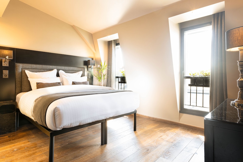ROOM, DOUBLE BED, TOP FLOOR