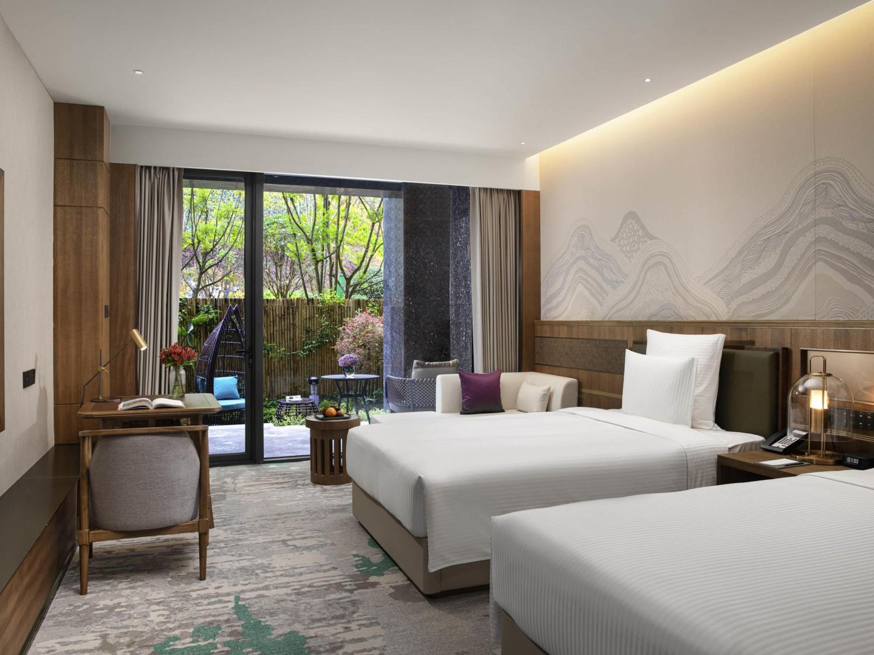 غرفة سوبيريور بسريرين منفصلين بإطلالة على الحديقة