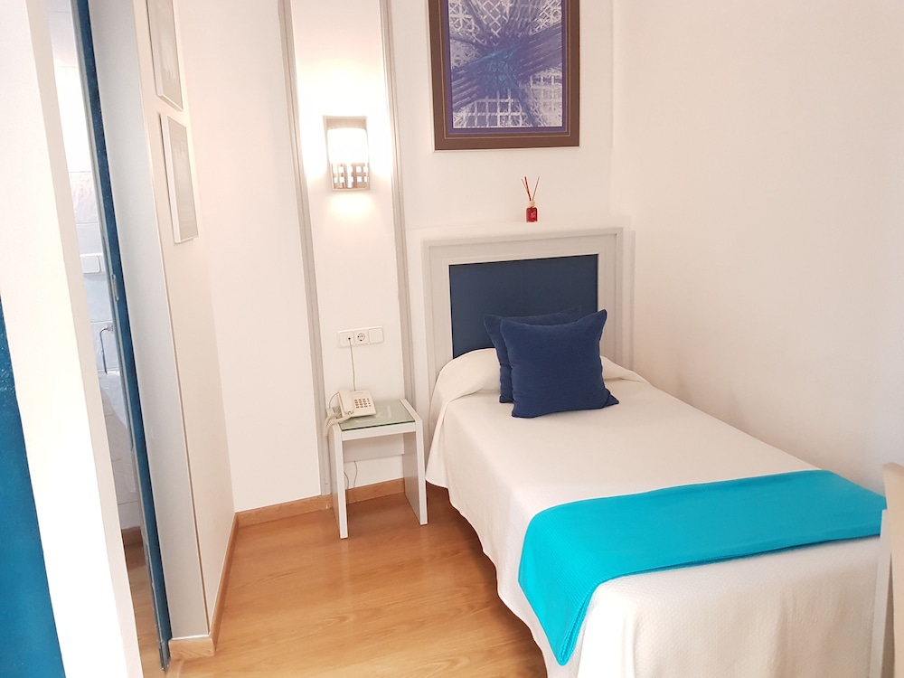 ROOM, SINGLE