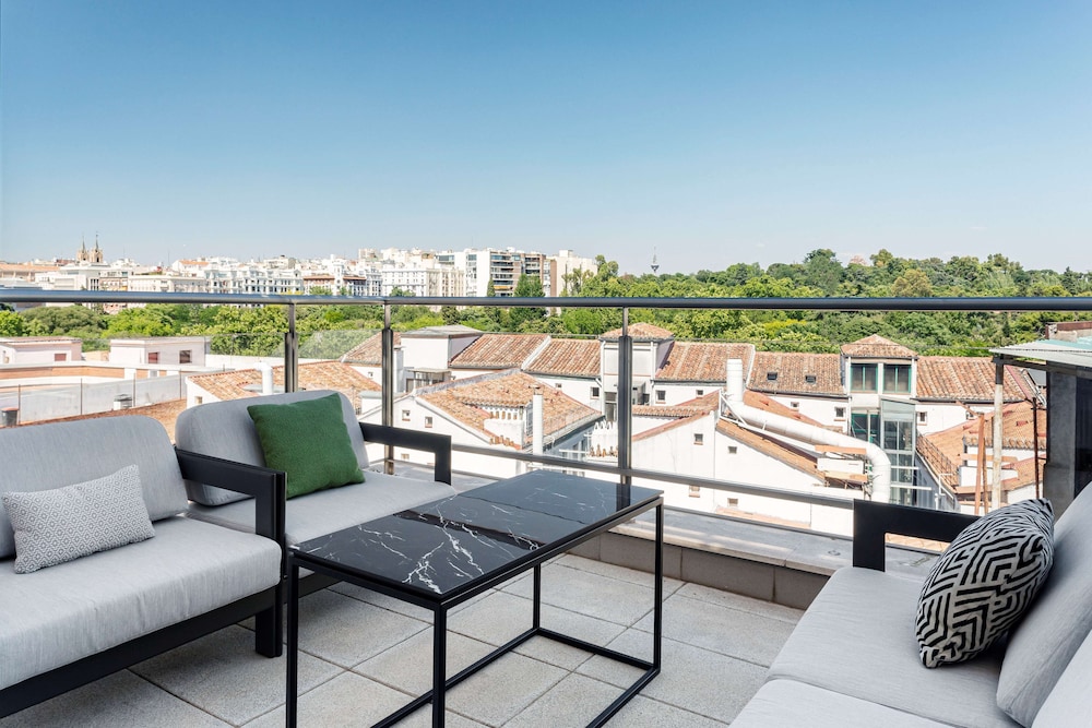 Radisson RED Madrid (ex. Paseo del Arte) 60/70