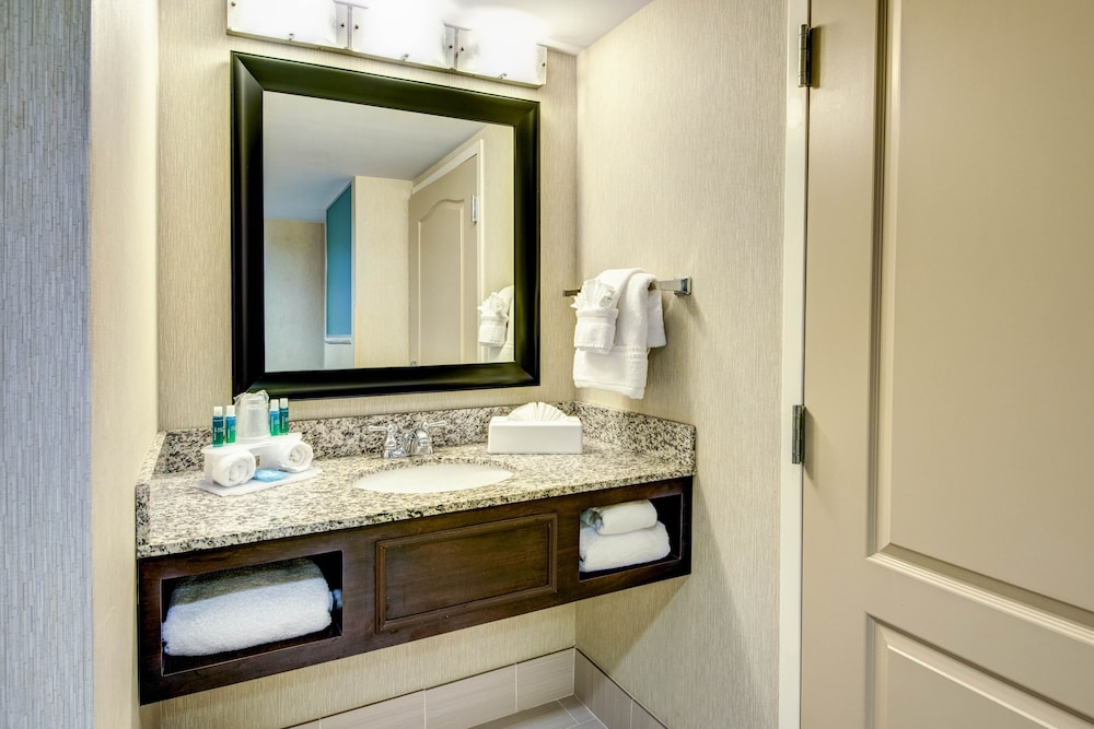 Holiday Inn Express Neptune 26/80