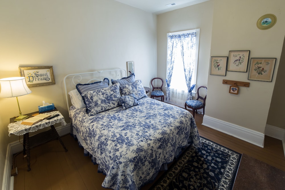 4 Rooms, Queen Bed, Private Bathroom