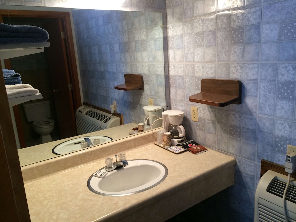 T-59 Motel Thief River Falls 10/34