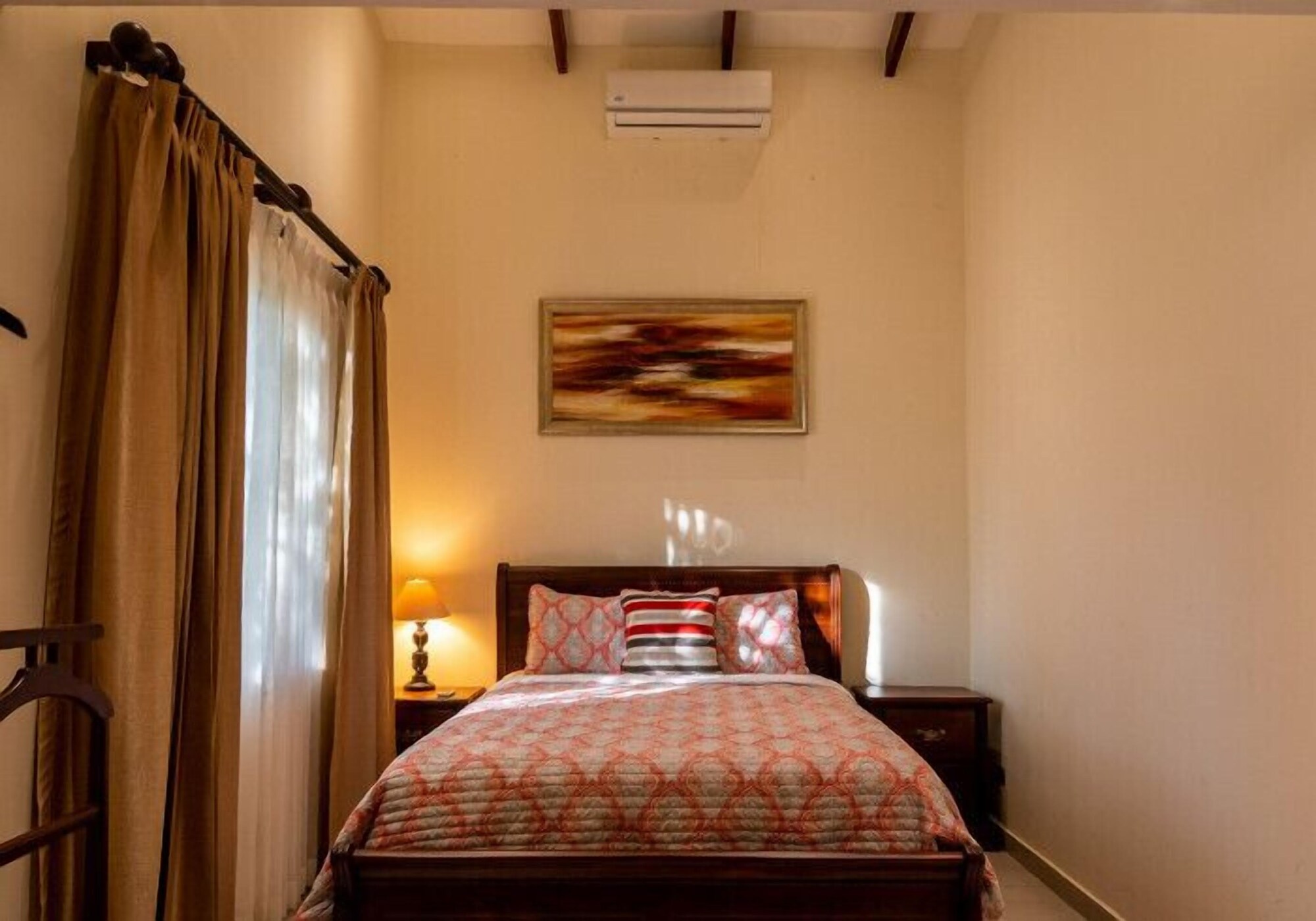 4 BEDROOMS, EXCLUSIVE, HOUSE, BEACH SIDE