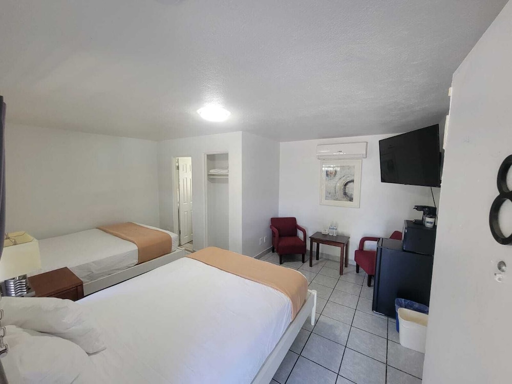 STANDARD, 2 QUEEN BEDS