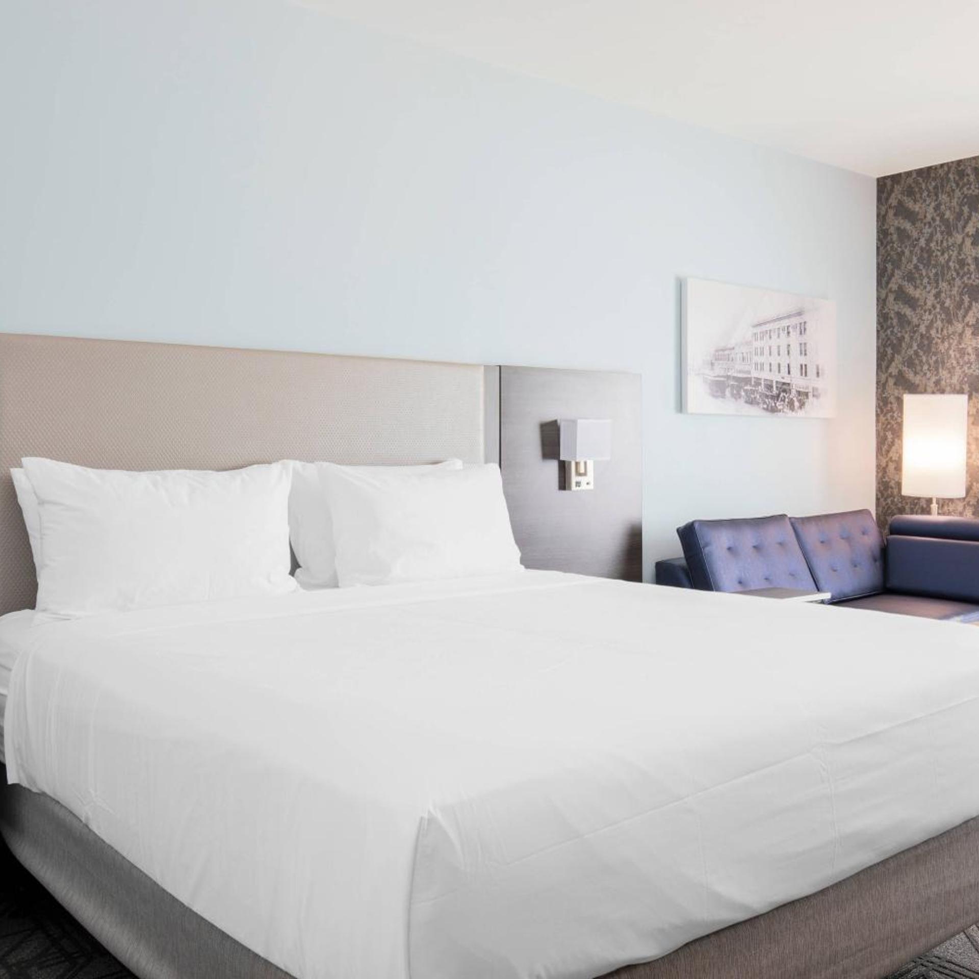 Studio, King Bed, Bathtub, Accessible