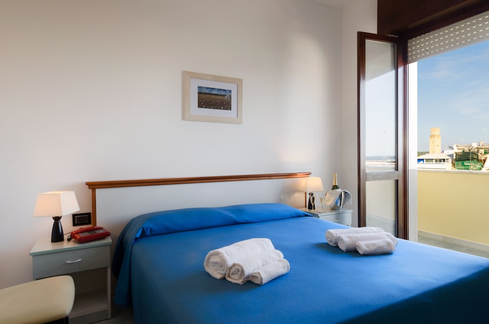 ROOM, DOUBLE BED
