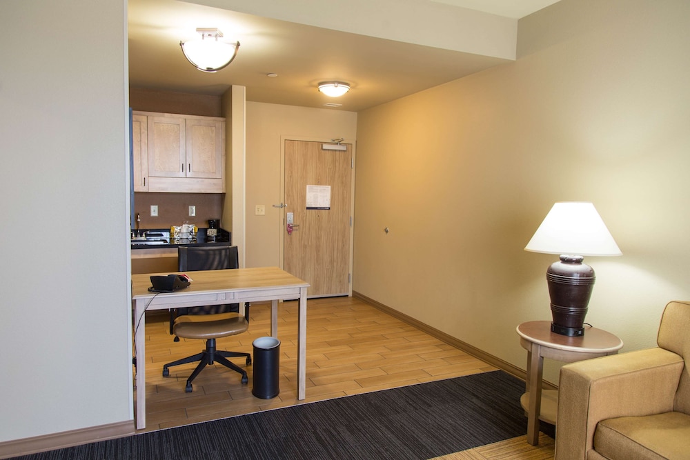 Hampton Inn Suites Dodge City 33/38