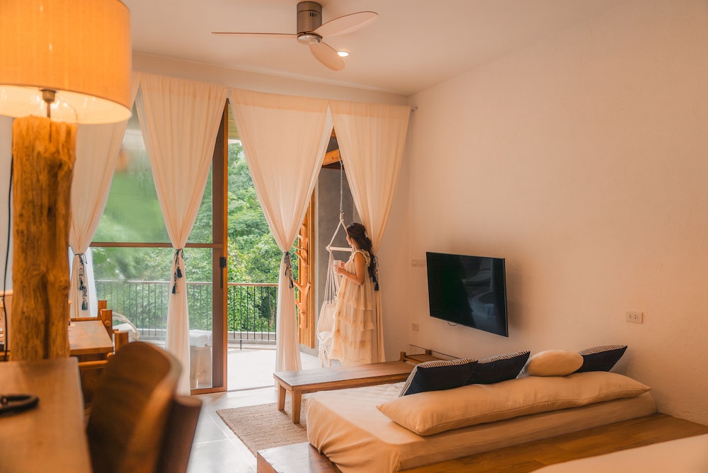 LUXURY, SUITE, BALCONY, BATHTUB