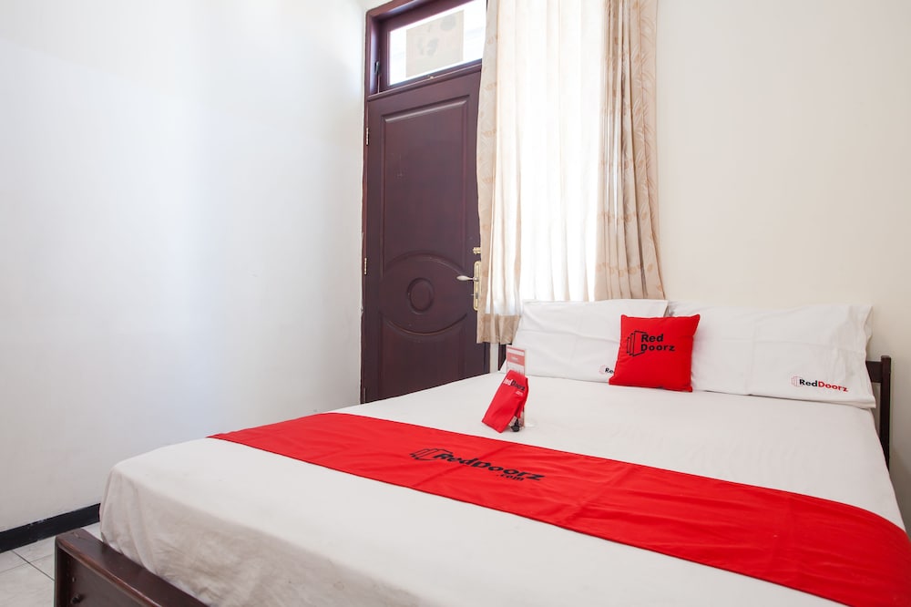 Reddoorz @ Raya Ngagel 2 10/35