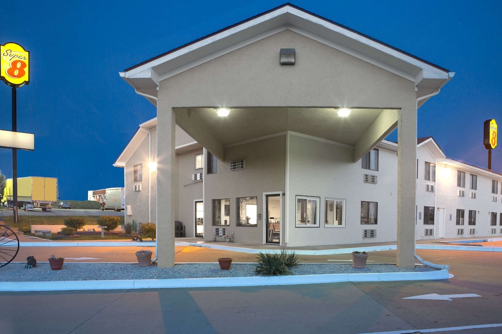 Super 8 By Wyndham Boonville 3/20