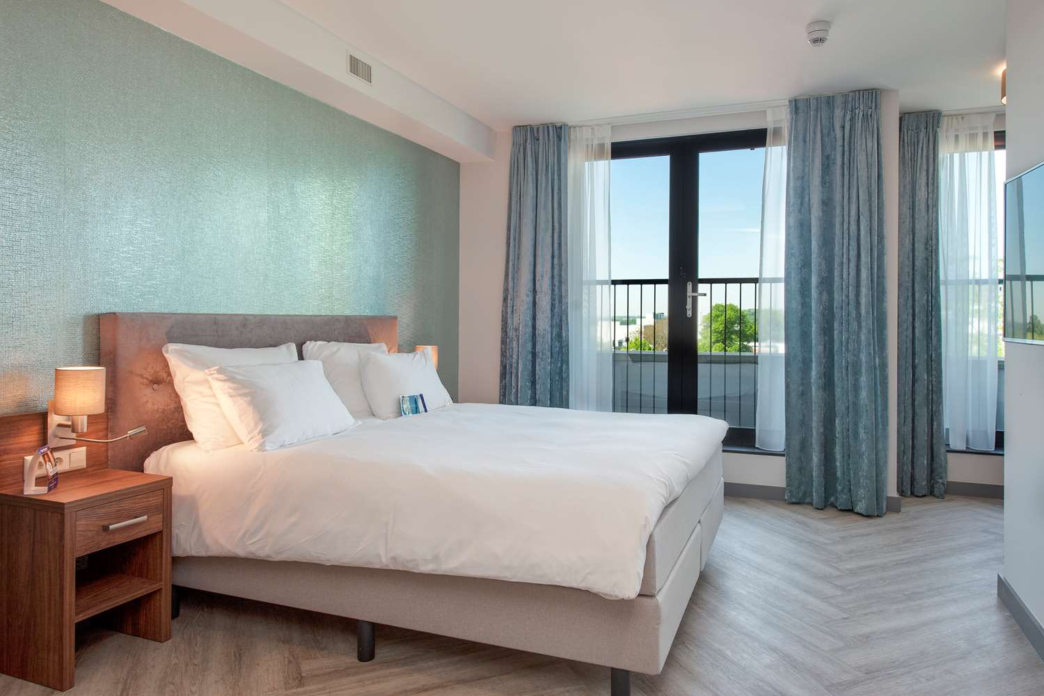 Super, King Bed, Bathtub