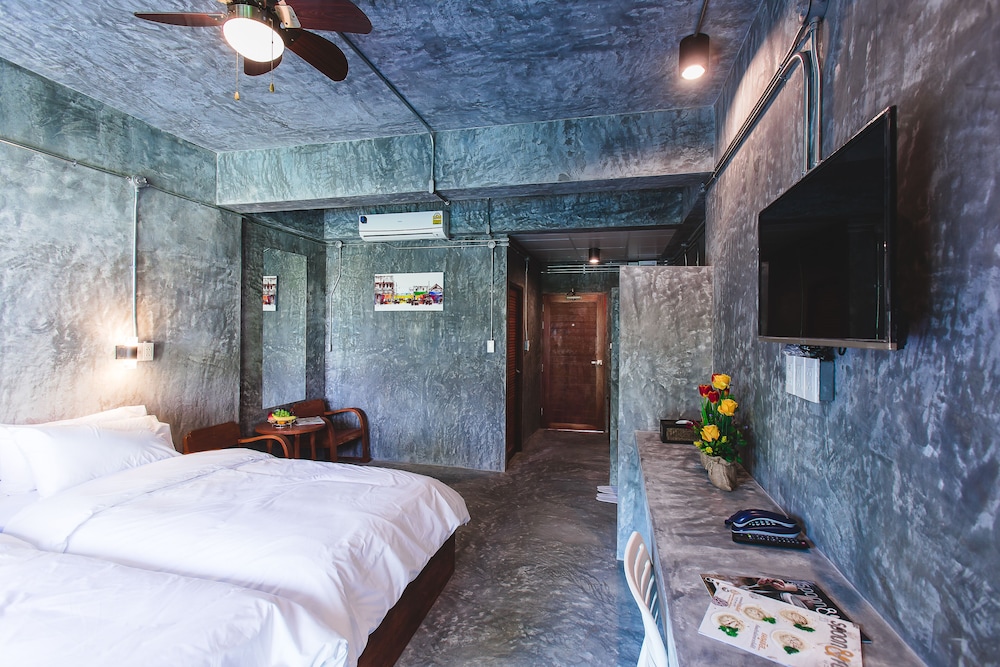 Stucco Loft Residency 30/72