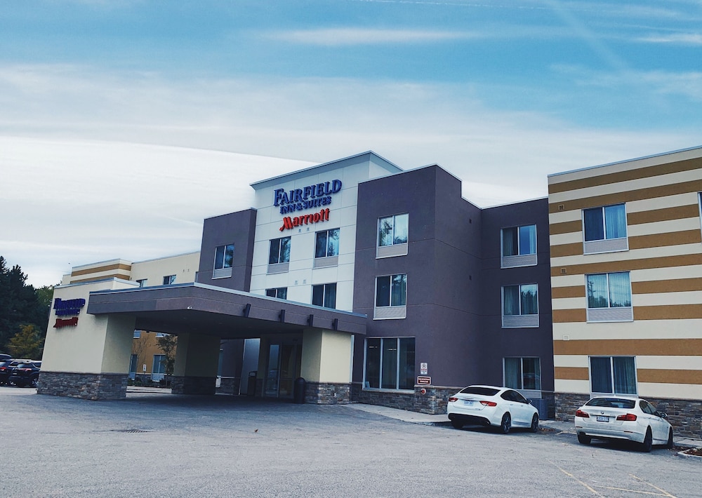 Fairfield Inn and Suites Barrie 24/28