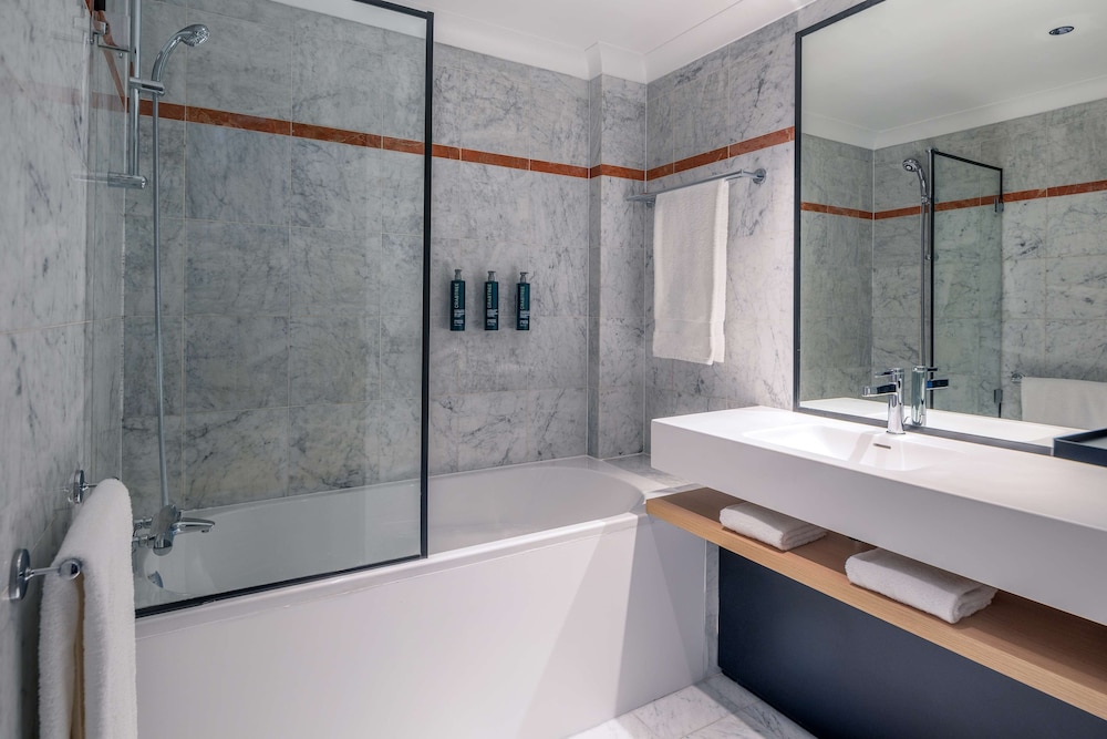 Room, King Bed, DoubleTree by Hilton Paris Bougival 4/7