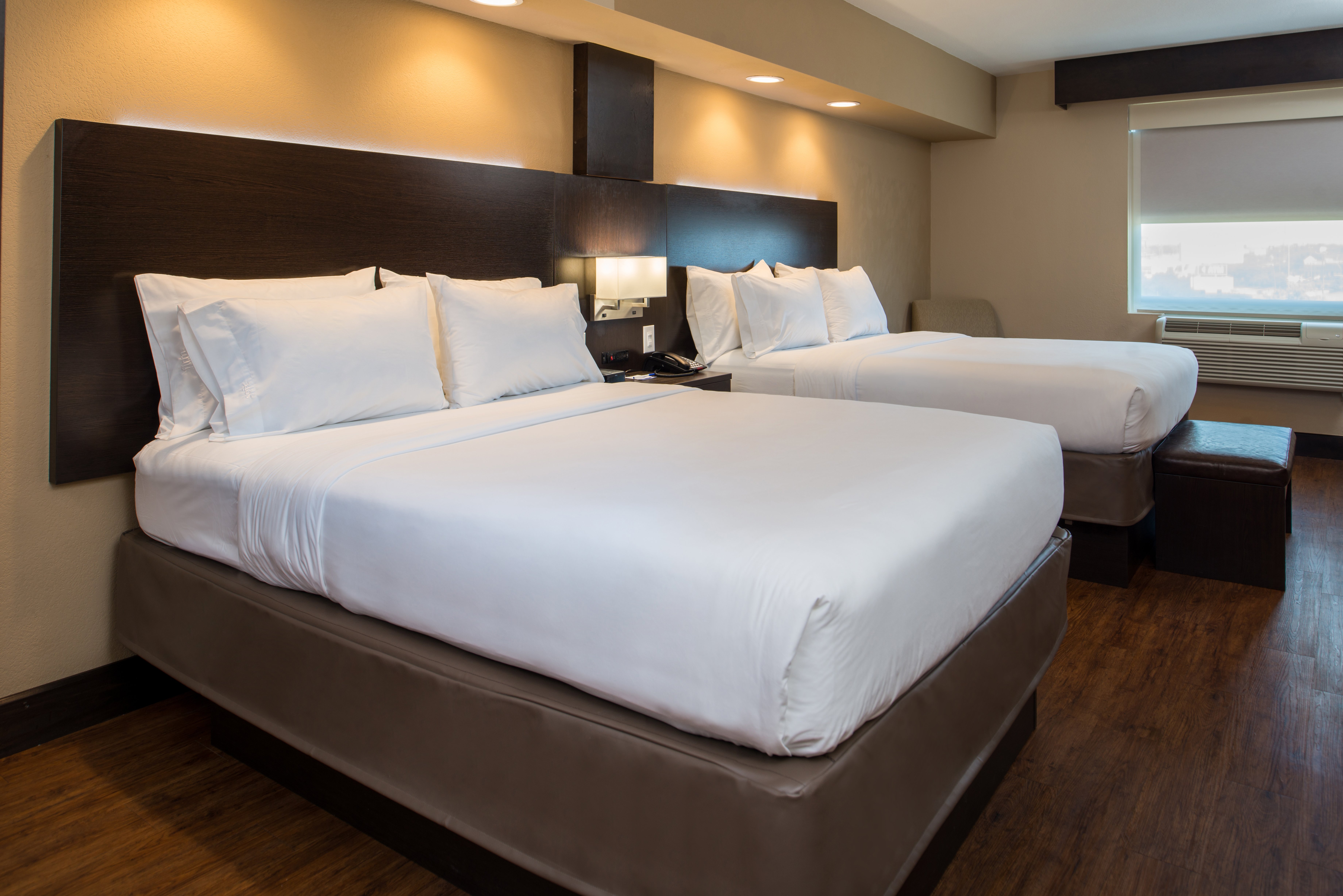 Holiday Inn Express & Suites San Antonio Medical-Six Flags 23/74