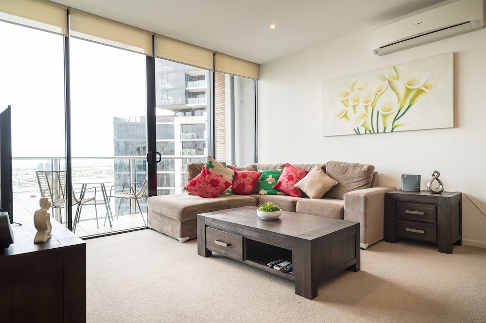 Akom Docklands 25/50