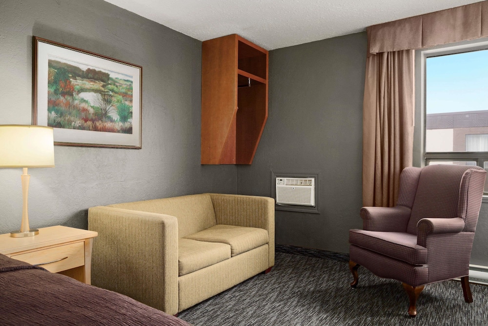 Travelodge by Wyndham Edmonton West 36/53