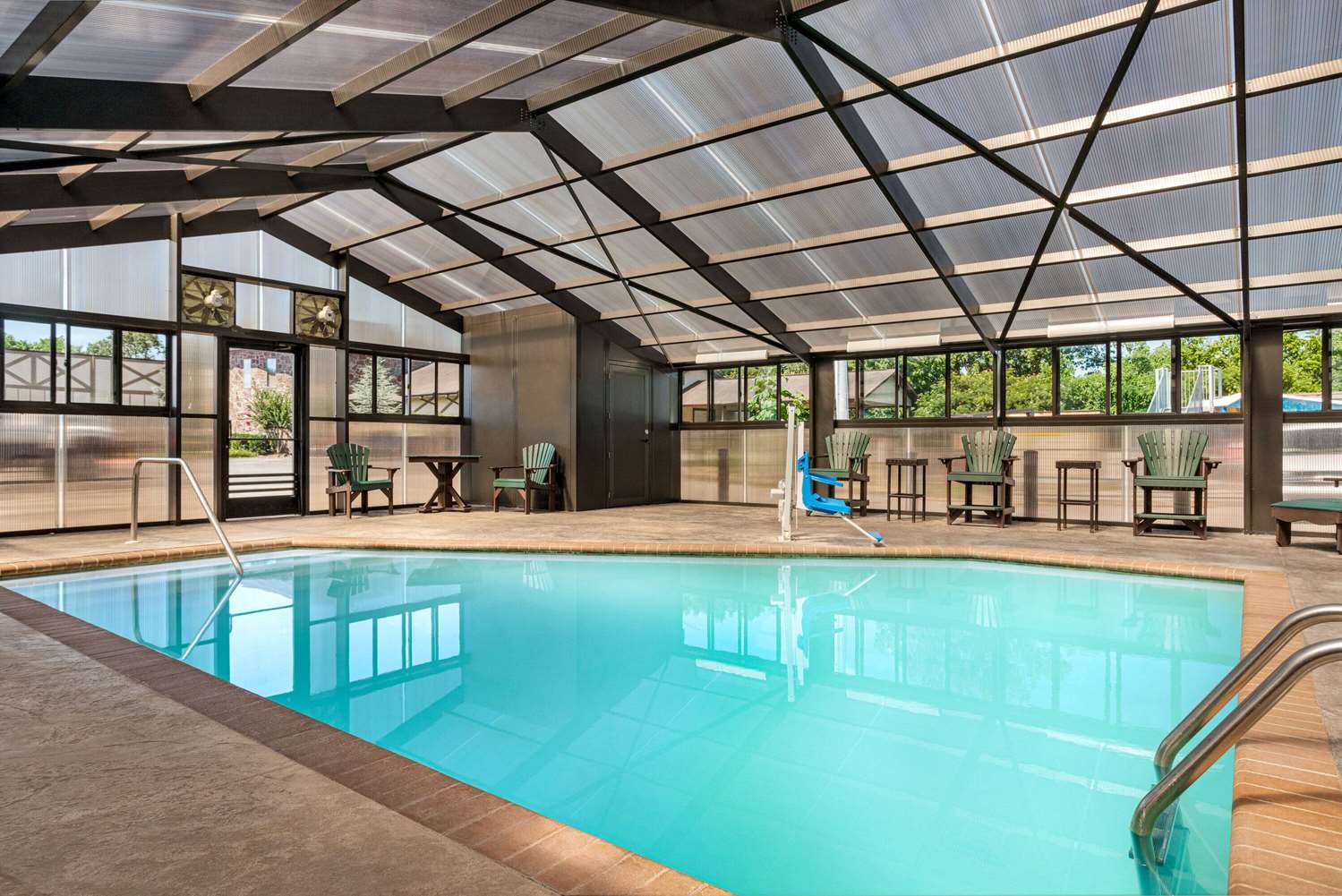 Howard Johnson By Wyndham Pigeon Forge 35/68