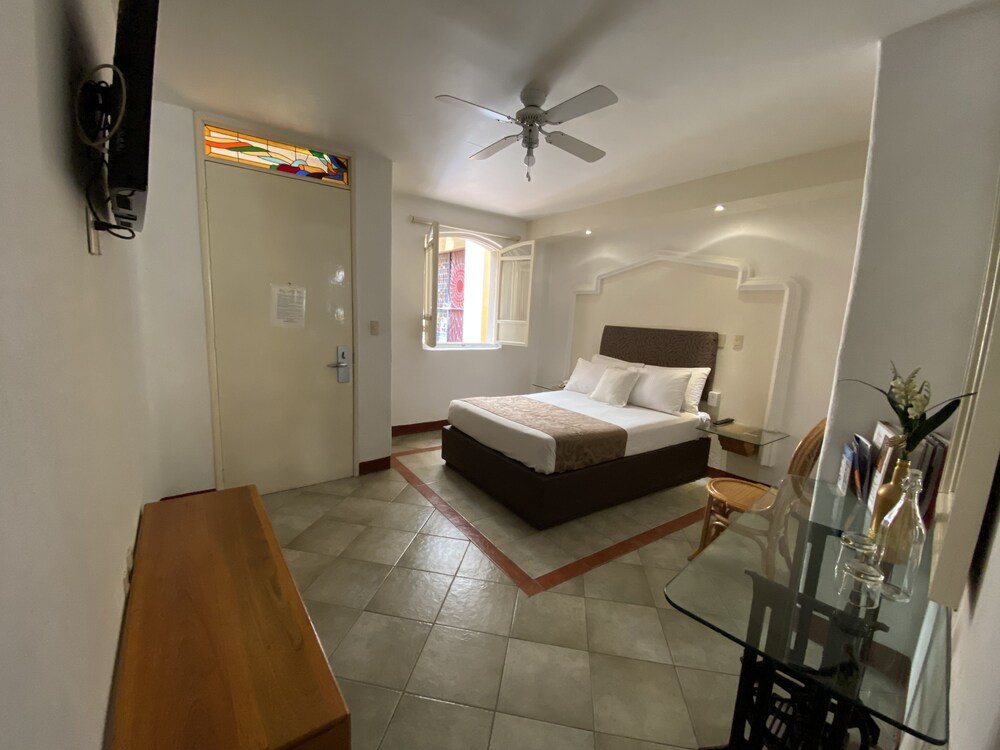 Hotel Casona de los Vitrales 38/50
