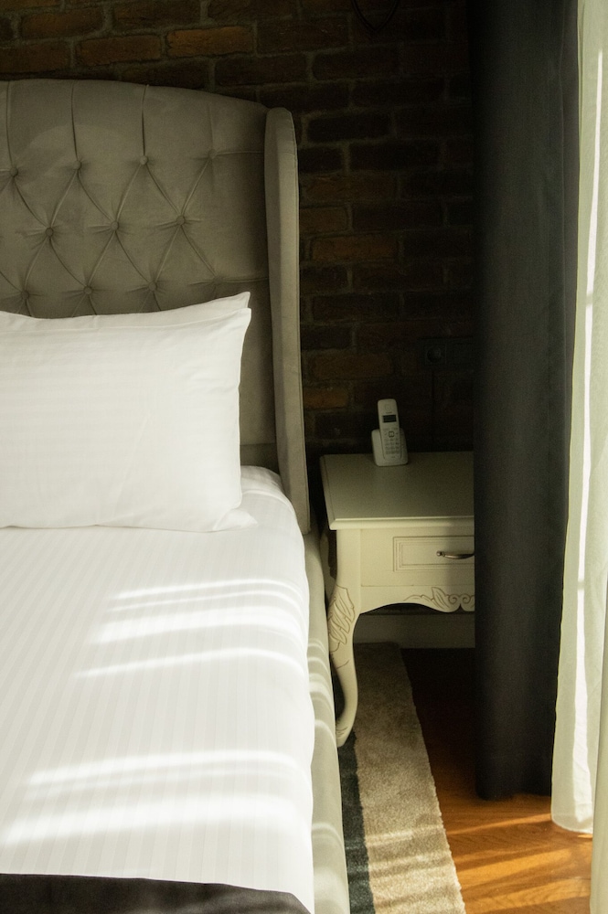 DELUXE, QUEEN BED