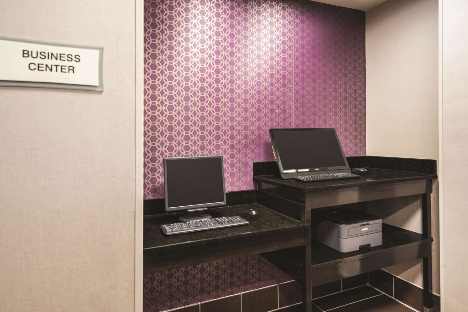 La Quinta Inn & Suites by Wyndham Louisville East 13/16