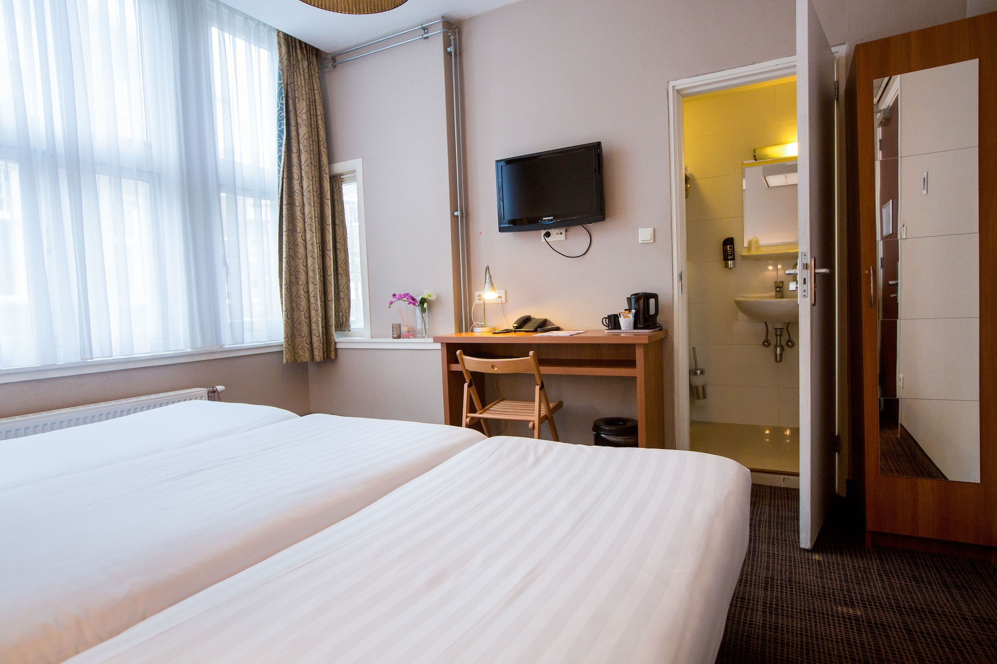 ROOM, KING BED