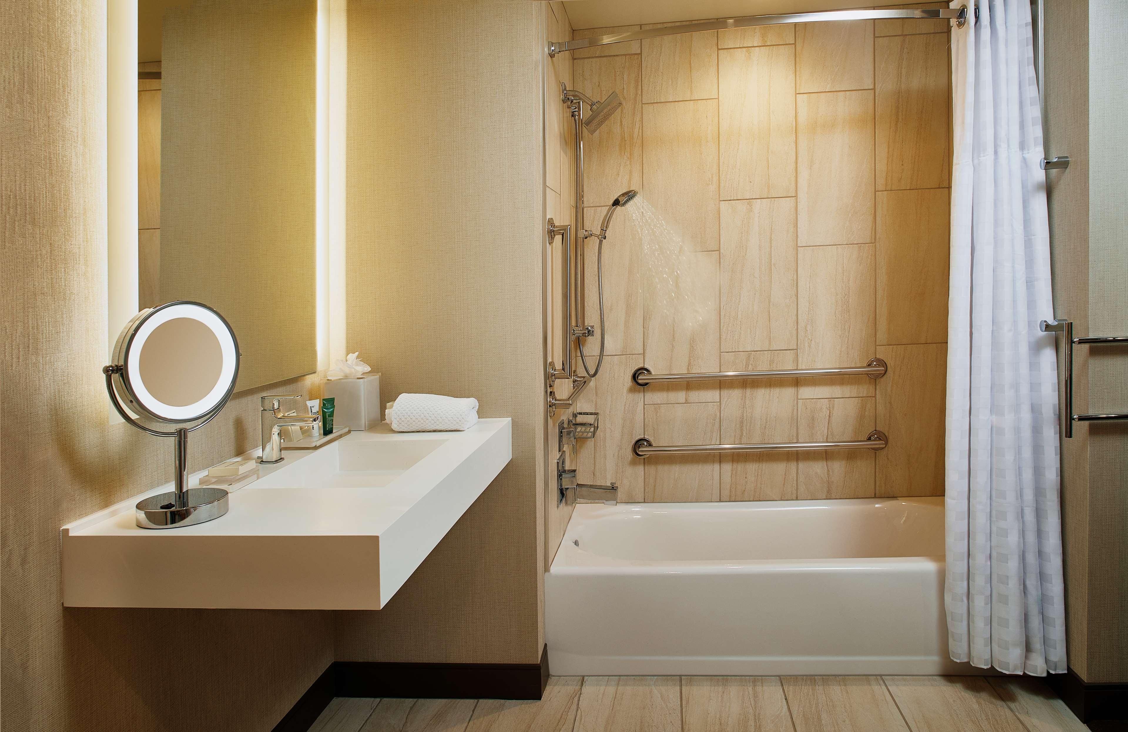 غرفة قياسية بسرير مزدوج، Hilton Cleveland Downtown 2/2