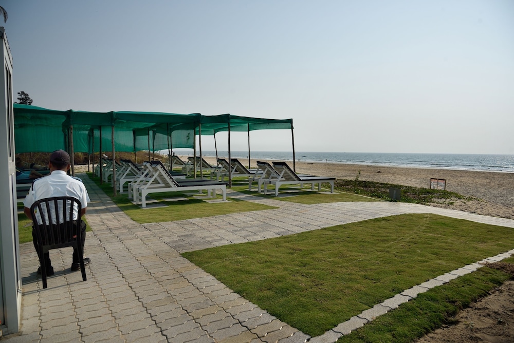 Majestic Beach Comforts 26/33