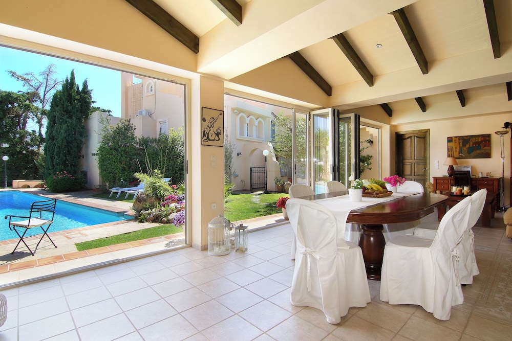 Oasis Pool House 23/50