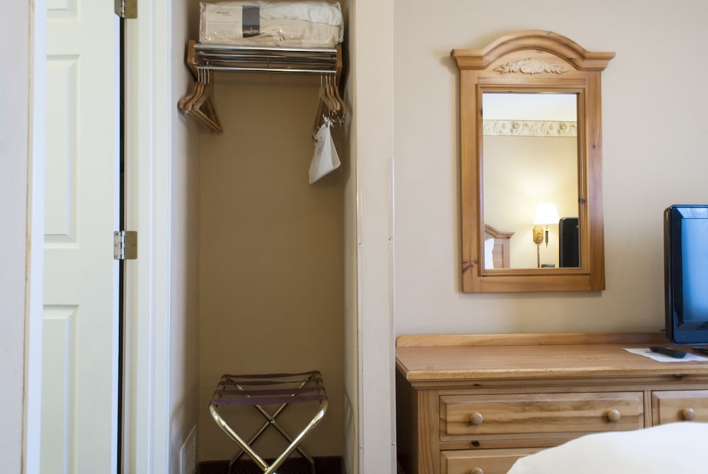 Country Inn & Suites by Radisson, Cedar Falls near University 5/39