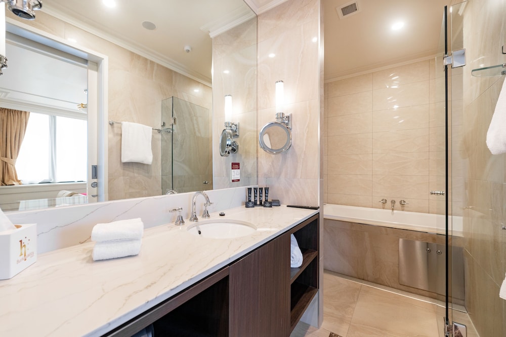 LUXURY, SUITE, KING BED, JETTED TUB