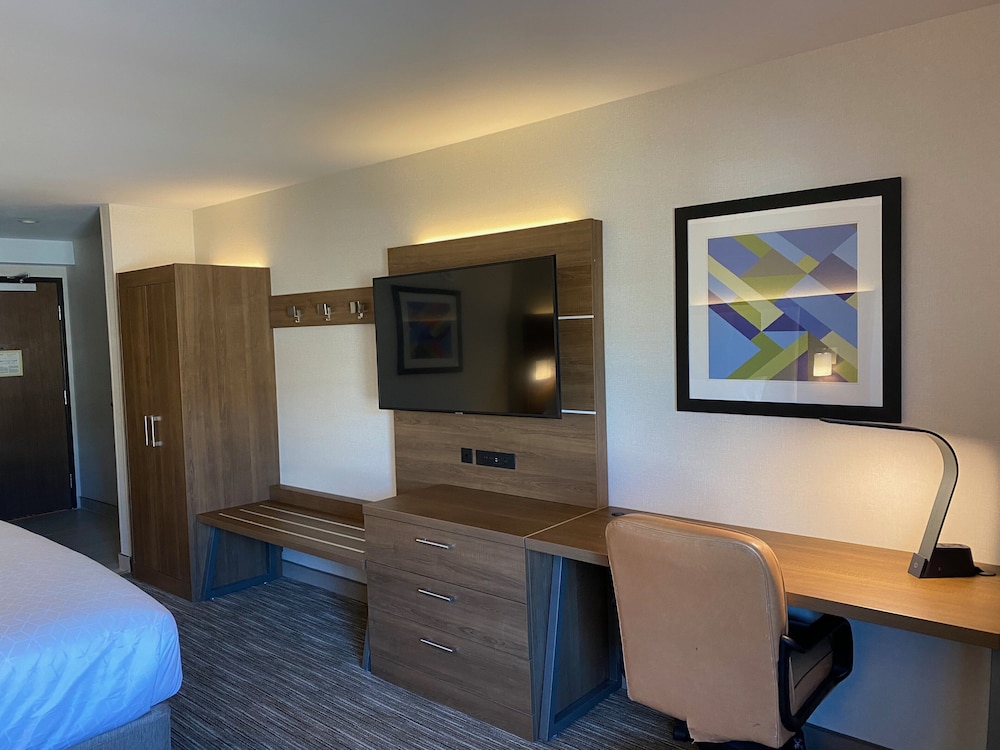 Holiday Inn Express and Suites Chatsworth 28/57